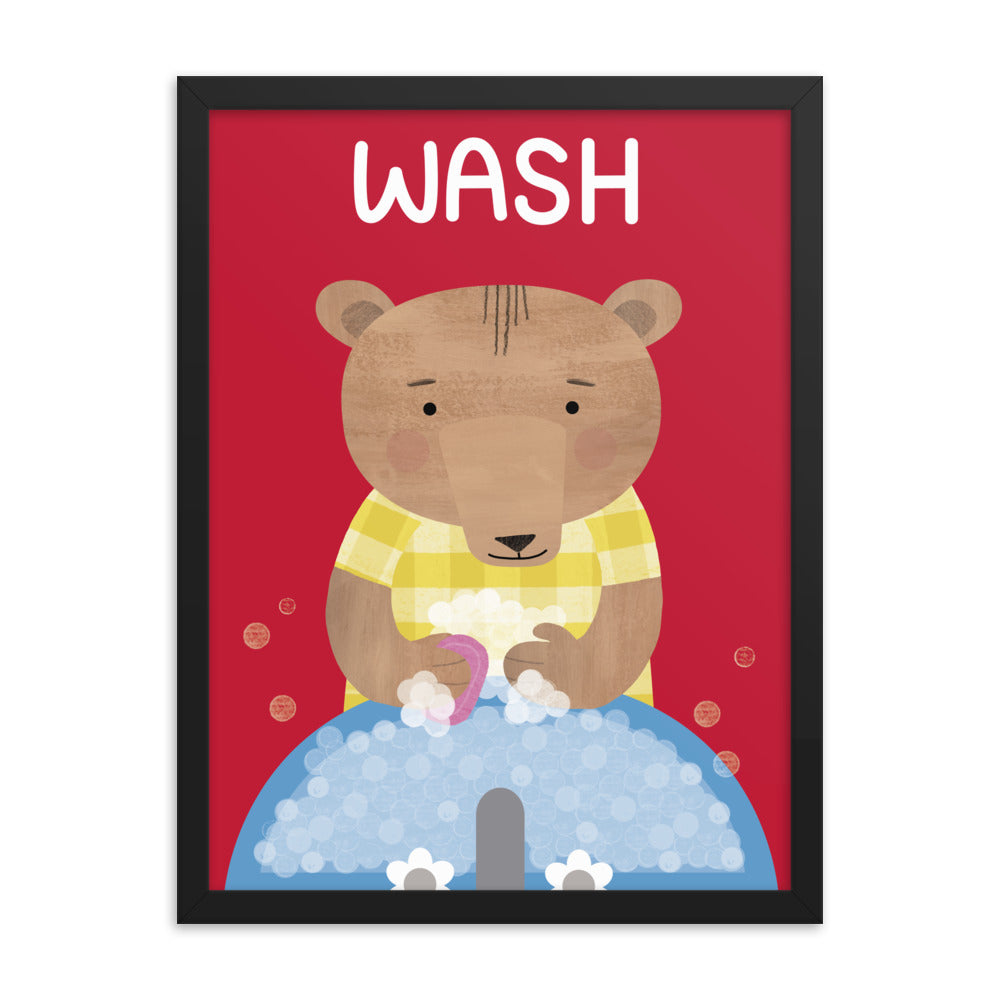 Lámina enmarcada de Bear Washing (Oso lavado) - Inglés